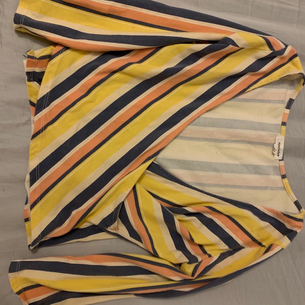 Mid-sleeve crop top